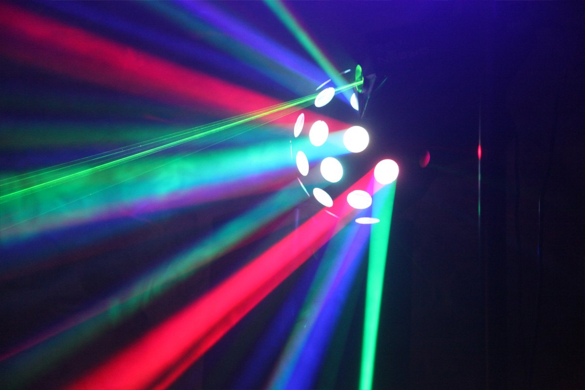Location laser puissant pour soirée danse. jeux de lumières